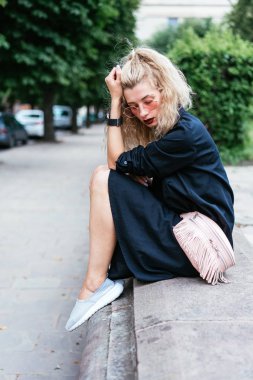 Bir çanta ile sarışın kadın