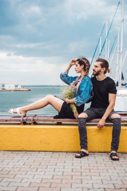 Adam ve kız rıhtımda