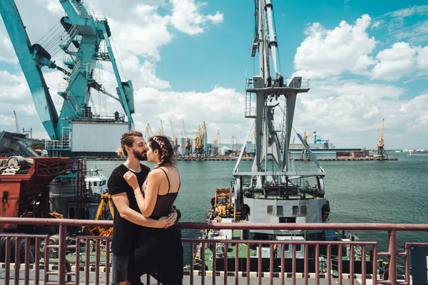 Adam ve kız rıhtımda.