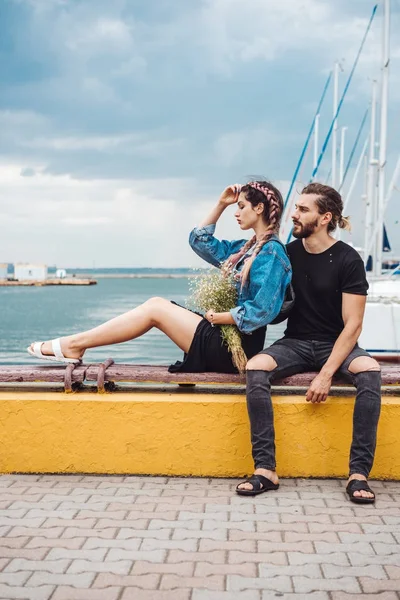 Adam ve kız rıhtımda