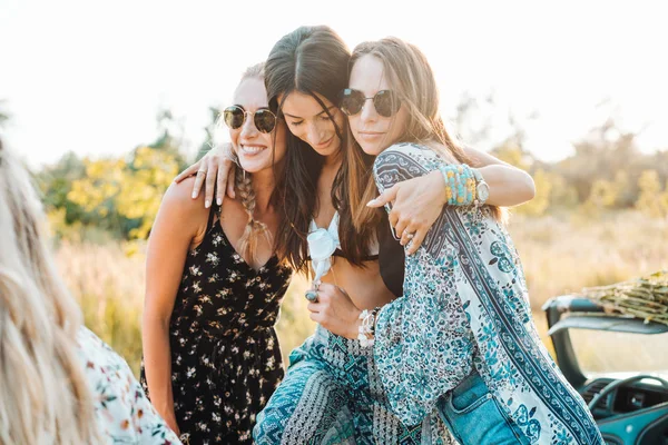 Drei junge Mädchen posieren vor der Kamera — Stockfoto