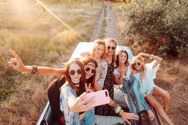 Seis meninas bonitas fazer selfie — Fotografia de Stock