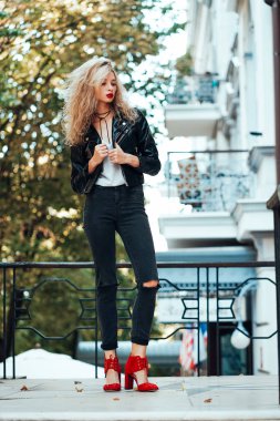 Genç güzel stil kızı poz veriyor.