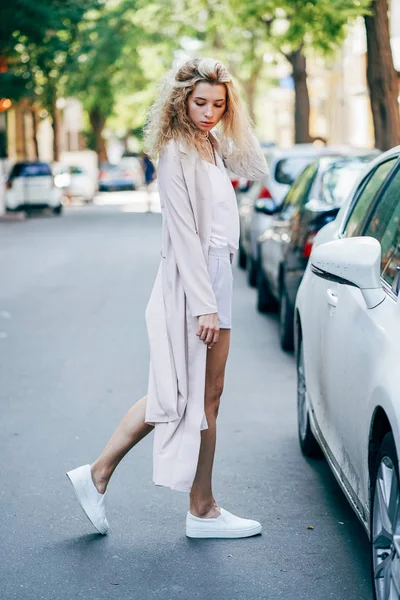 Giovane donna in posa in un abito bianco — Foto Stock