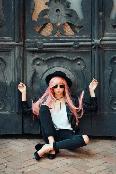 在城市街道上摆着粉色头发的女孩 — 图库照片