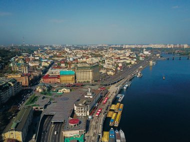 Nehri yakınında şehir