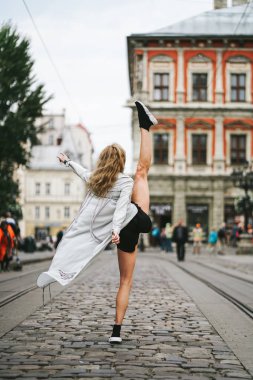 güzel genç kız bacağını kaldırdı