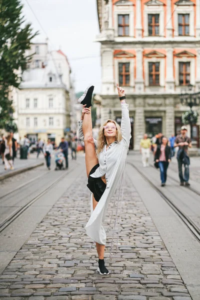 Krásná mladá dívka zvedla nohu — Stock fotografie