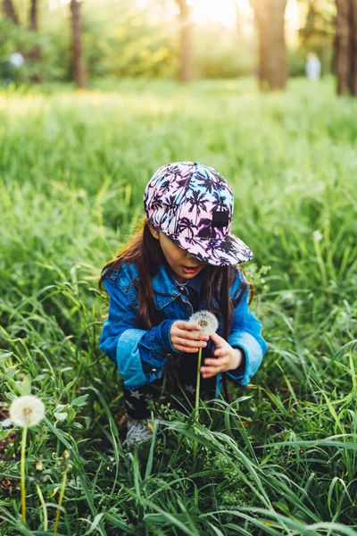 Маленька, красива дівчинка на газоні — стокове фото