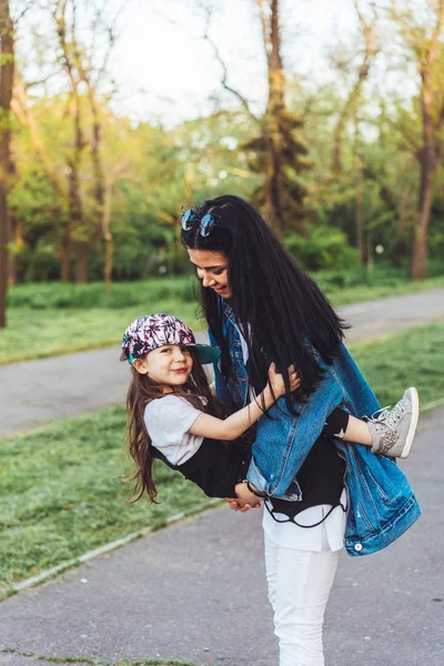 Mamá y la niña se divierten — Foto de Stock