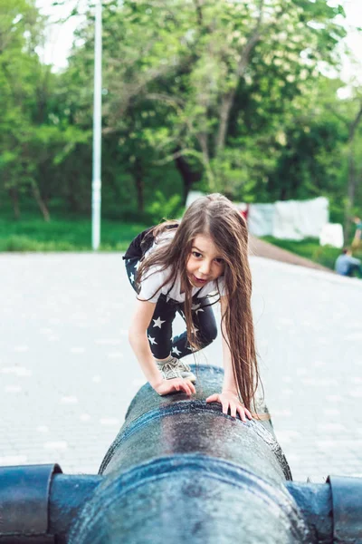 大砲の上に幼児女の子クロール — ストック写真