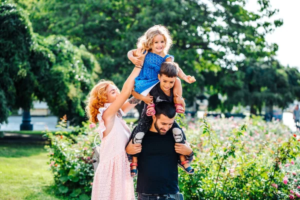 Güzel genç aile dondurma ile — Stok fotoğraf
