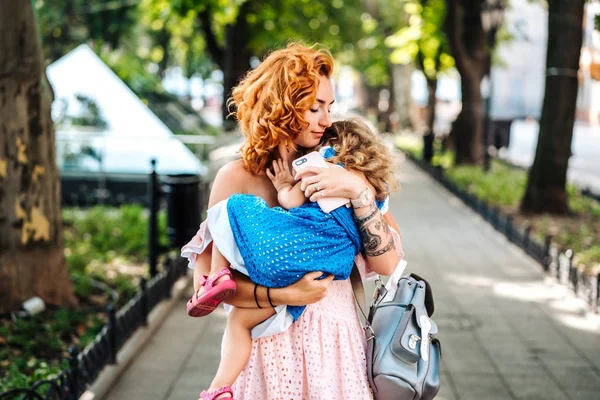 Frau umarmt ihre Tochter und hält sie in den Armen — Stockfoto