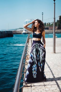 Rıhtımda genç ve güzel bir kadın