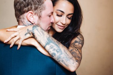 İçeride kameraya poz veren güzel, genç bir çift.