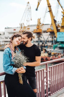 Adam ve kız rıhtımda