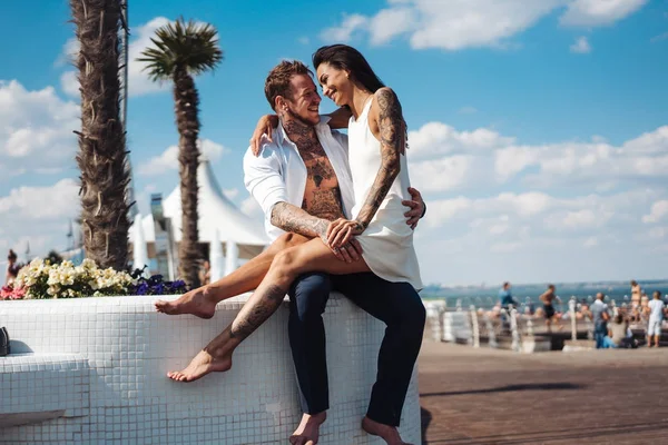 Chica y guapo chico al aire libre — Foto de Stock