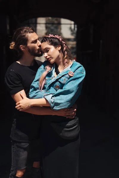 Jongeman en vrouw in de stree — Stockfoto