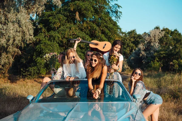 Seis meninas se divertir no campo — Fotografia de Stock