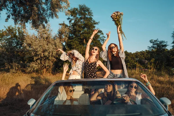 Seis meninas se divertir no campo — Fotografia de Stock