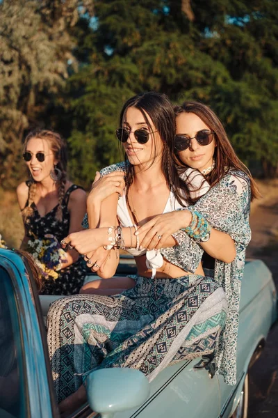 Tre unga flickor poserar på kamera — Stockfoto