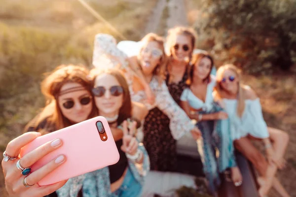 Sechs schöne Mädchen machen Selfie — Stockfoto