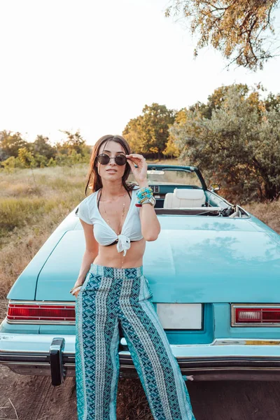 Girl posing on a background cabriolet — Stock Photo, Image