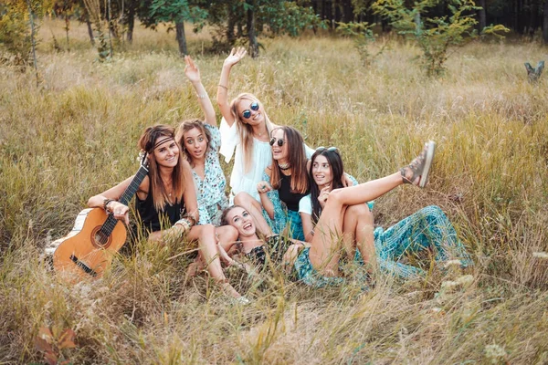 Шість дівчат у природі сидять на траві . — стокове фото