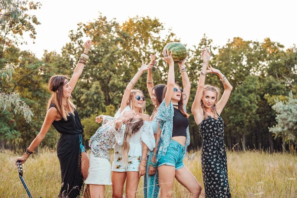 Sechs Mädchen in der Natur haben Spaß — Stockfoto
