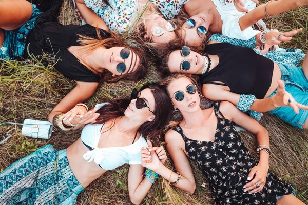 Seis meninas mentem na grama — Fotografia de Stock