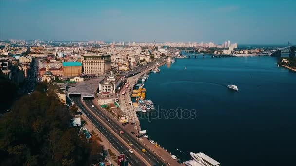 Ciudad cerca del Río — Vídeos de Stock