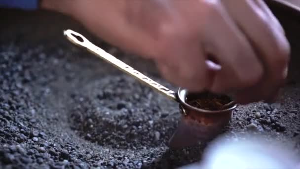 남자 만들기 터키어 커피 — 비디오