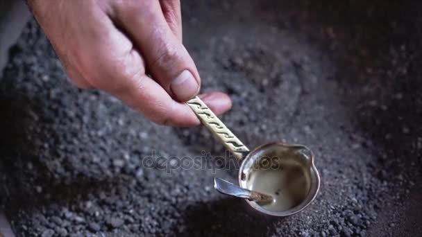 Un homme fait du café turc 