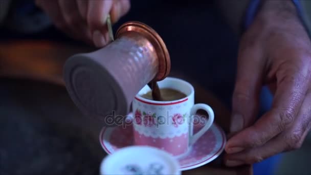 Мужчина делает турецкий кофе — стоковое видео