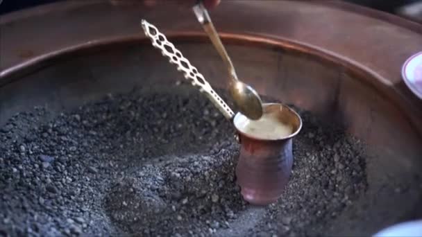 Een mens maakt Turkse koffie — Stockvideo