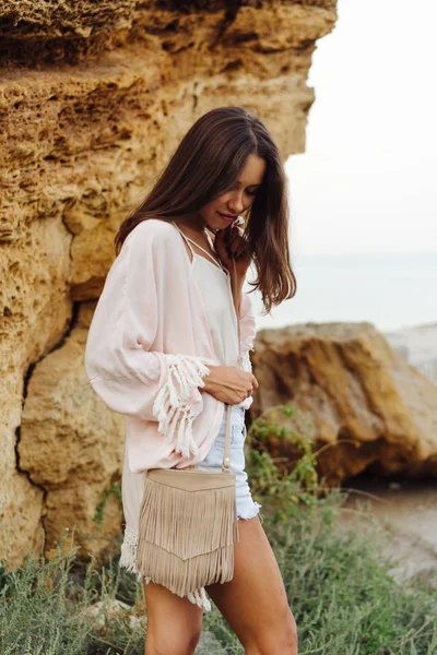 Jeune fille élégante portant un short et une veste — Photo