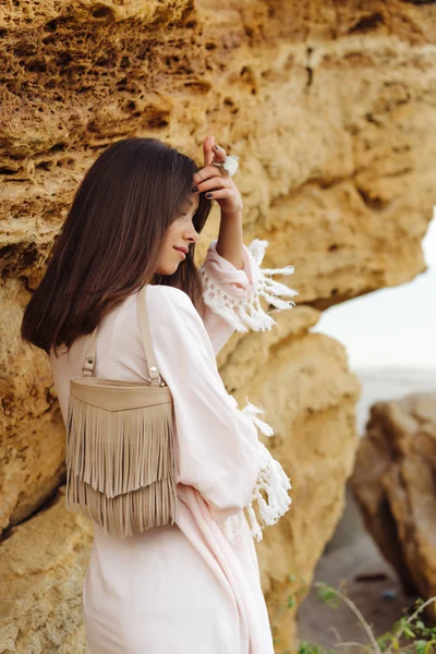 Menina elegante jovem vestindo shorts e jaqueta — Fotografia de Stock