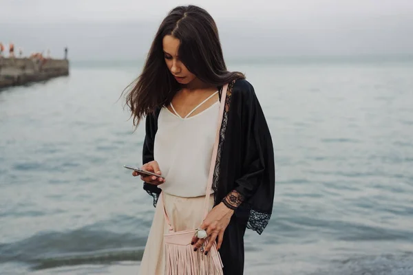 Belle jeune fille avec un sac à main — Photo