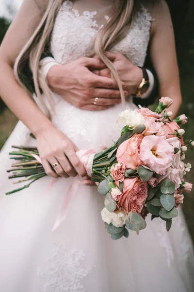 Ženich objímá v pase nevěsty, — Stock fotografie
