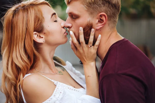 Beau couple posant à l'extérieur, vue rapprochée — Photo