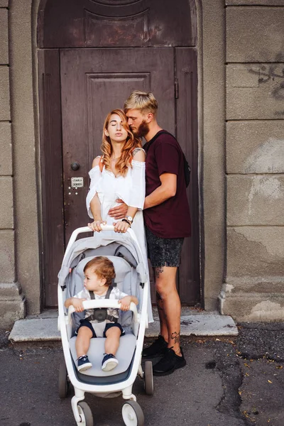 Babam ve annem sokakta küçük oğlu olan