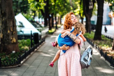 Kızı onu kucağında tutmak, kadın hugs