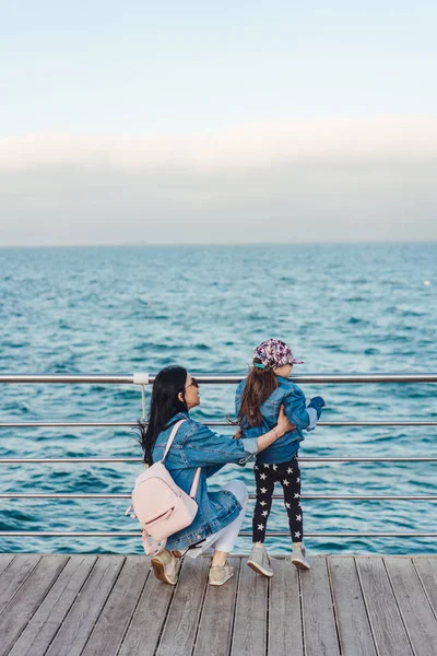 Anne ve kızı birlikte eğlenin