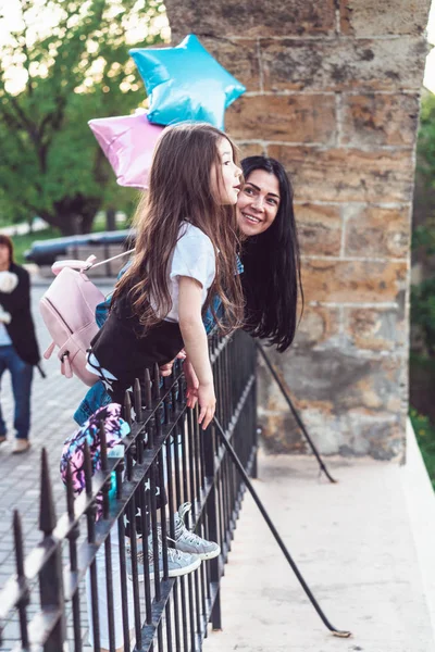 Προσχολικής ηλικίας κορίτσι και μητέρα από το φράχτη — Φωτογραφία Αρχείου