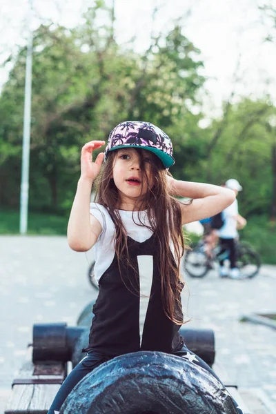 Préscolaire fille assis sur le dessus d'un canon — Photo