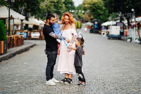 Bellissimi genitori e i loro piccoli bambini carini — Foto Stock