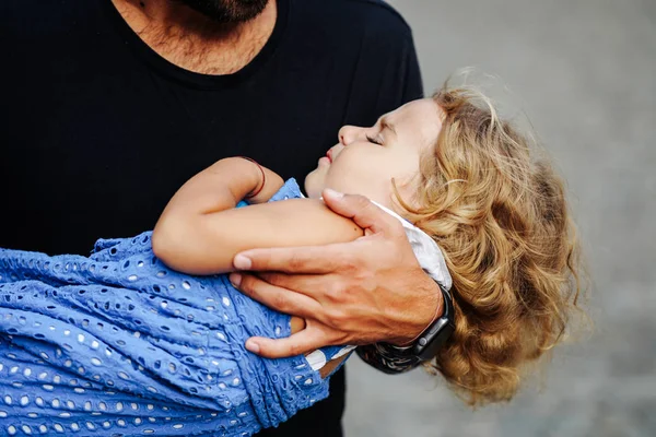 Cute little girls sleeping in her fathers arm — Stock Photo, Image