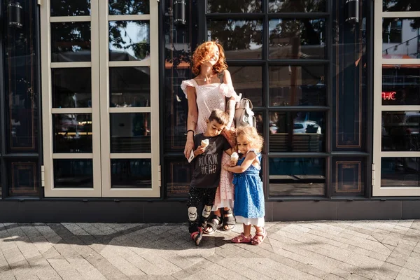 Красивая молодая семья с мороженым — стоковое фото