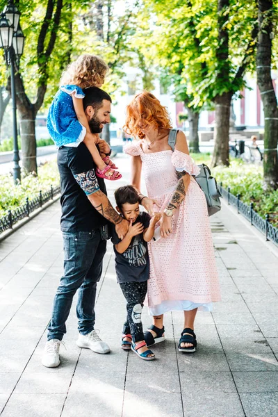 Parkta yürüyüş mutlu güzel aile — Stok fotoğraf