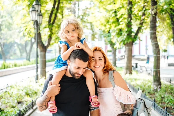 Papa mutter kleines mädchen im die park — Stockfoto